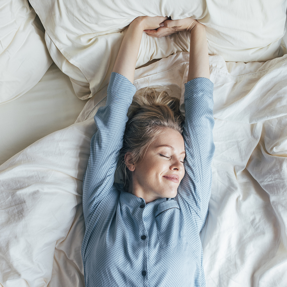 Femme paisible dans ses draps