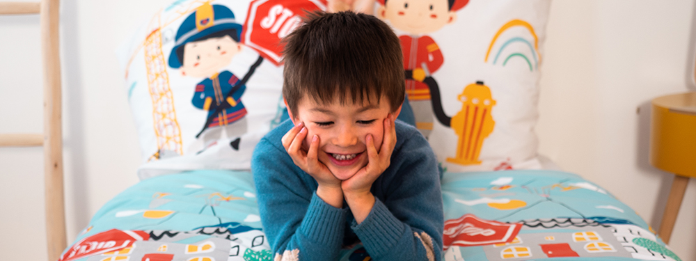 Enfant sur parure de lit travaux et pompier